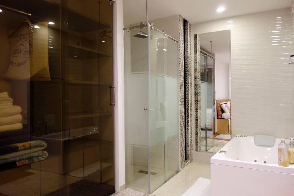 Bespoke Suite, Unique Location, Complementary Airport Pick Up Apartamento